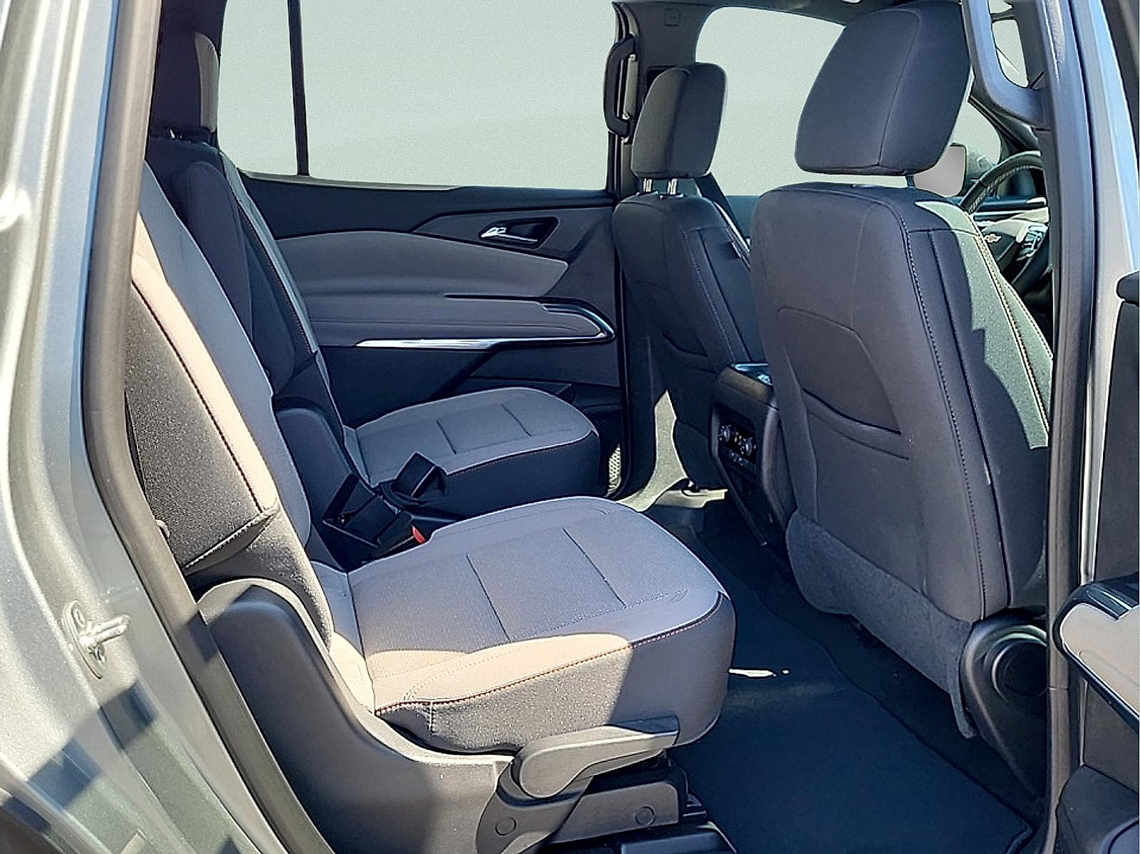 Used 2025 Chevrolet Traverse LT w/ Driver Confidence Package FWD image 11