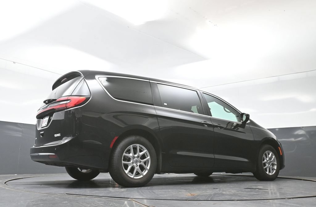 Used 2024 Chrysler Pacifica Touring-L FWD image 56