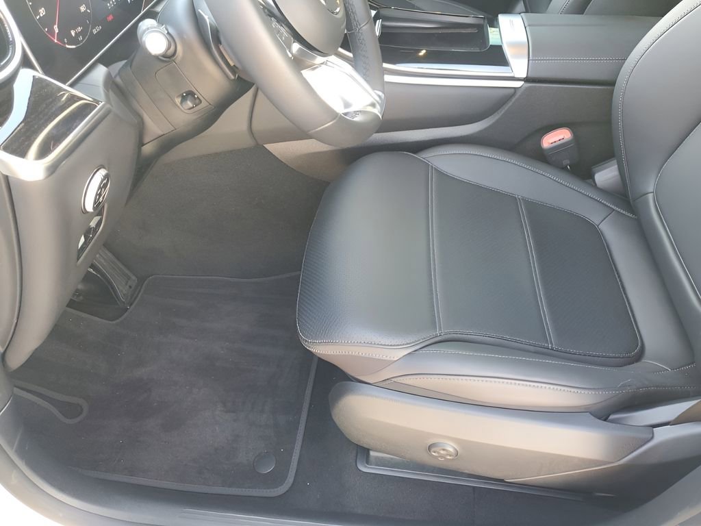 Used 2025 Mercedes-Benz GLC 300 4MATIC image 31