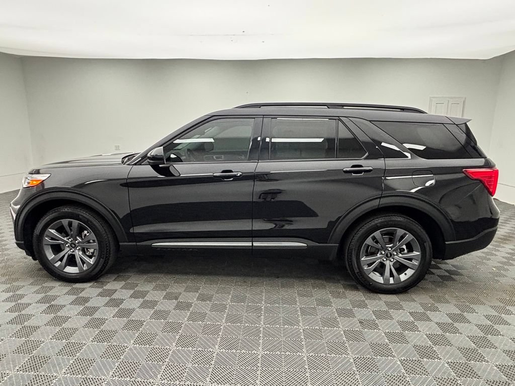 Used 2023 Ford Explorer XLT w/ Equipment Group 202A AWD/4WD image 12