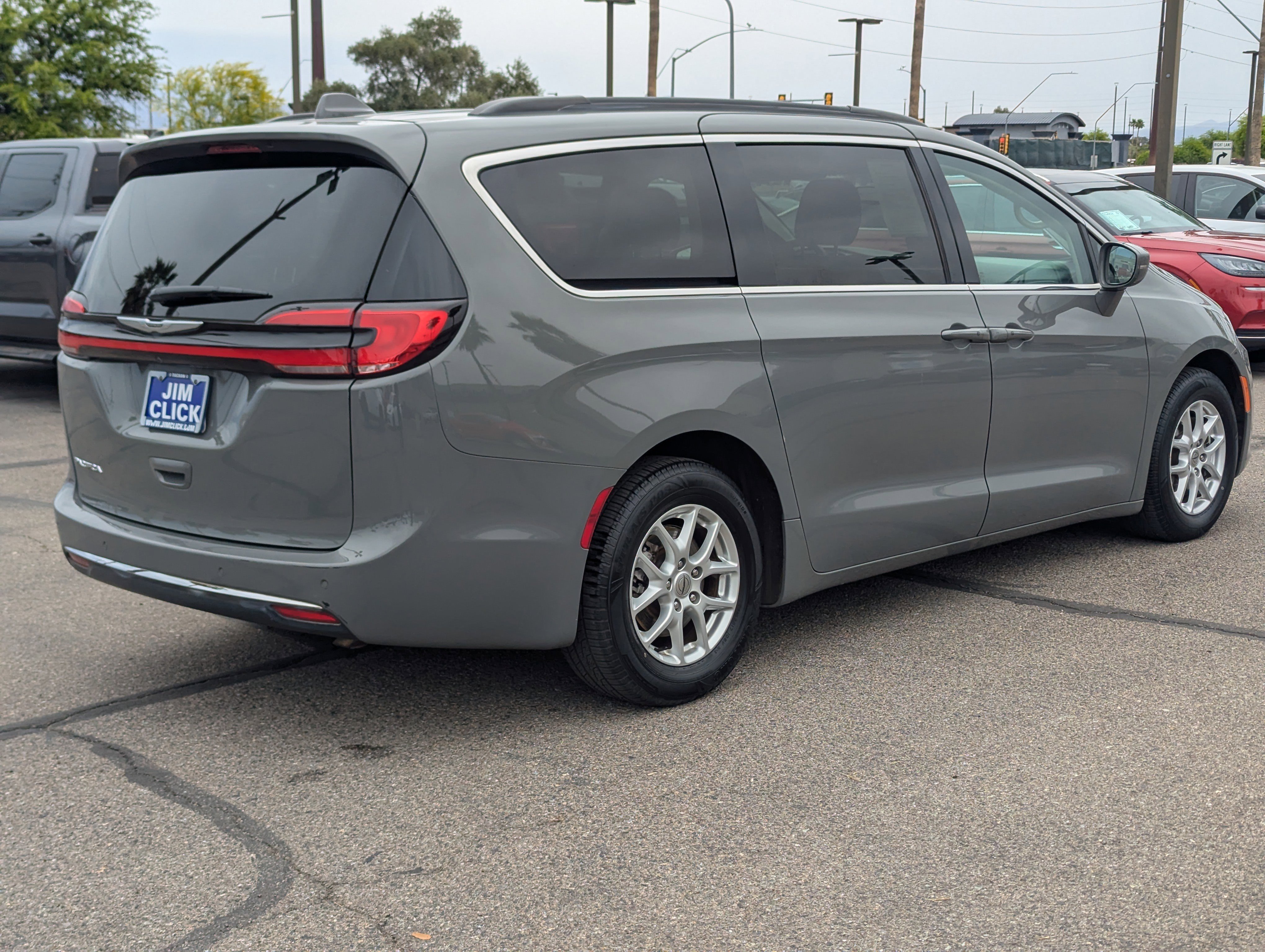 Used 2022 Chrysler Pacifica Touring-L image 2