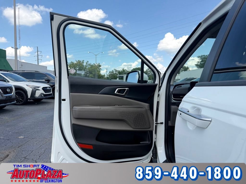 Used 2025 Kia Carnival FWD image 28
