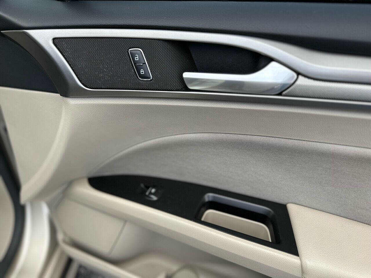 Used 2017 Ford Fusion SE image 29