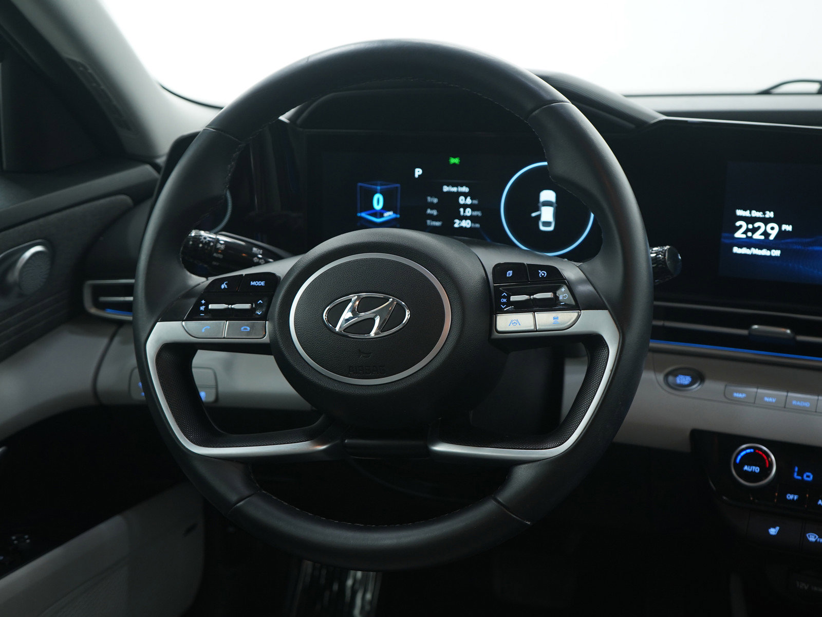 Used 2023 Hyundai Elantra Limited image 15