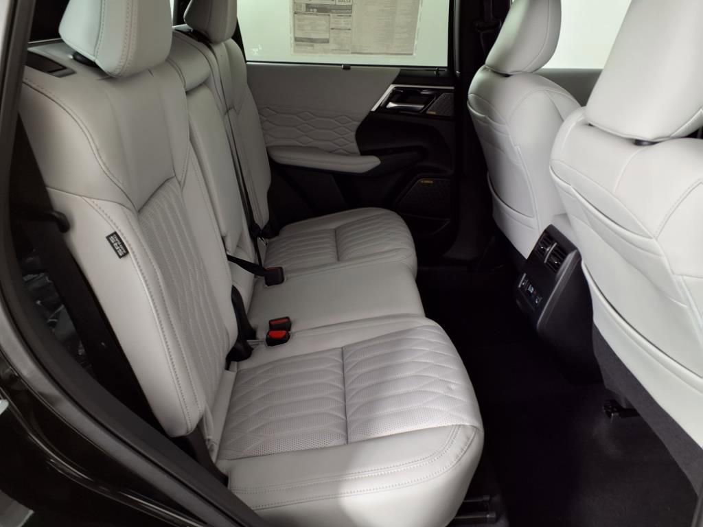 Used 2025 Mitsubishi Outlander AWD image 11