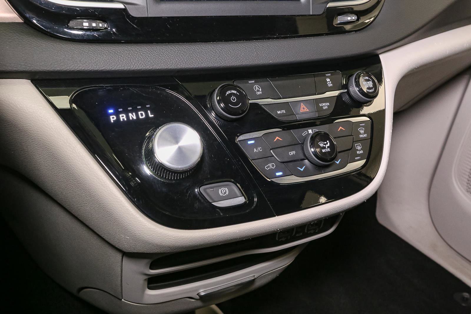 Used 2024 Chrysler Voyager LX image 33