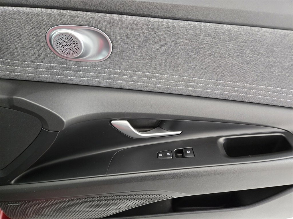 Used 2023 Hyundai Elantra Limited image 22