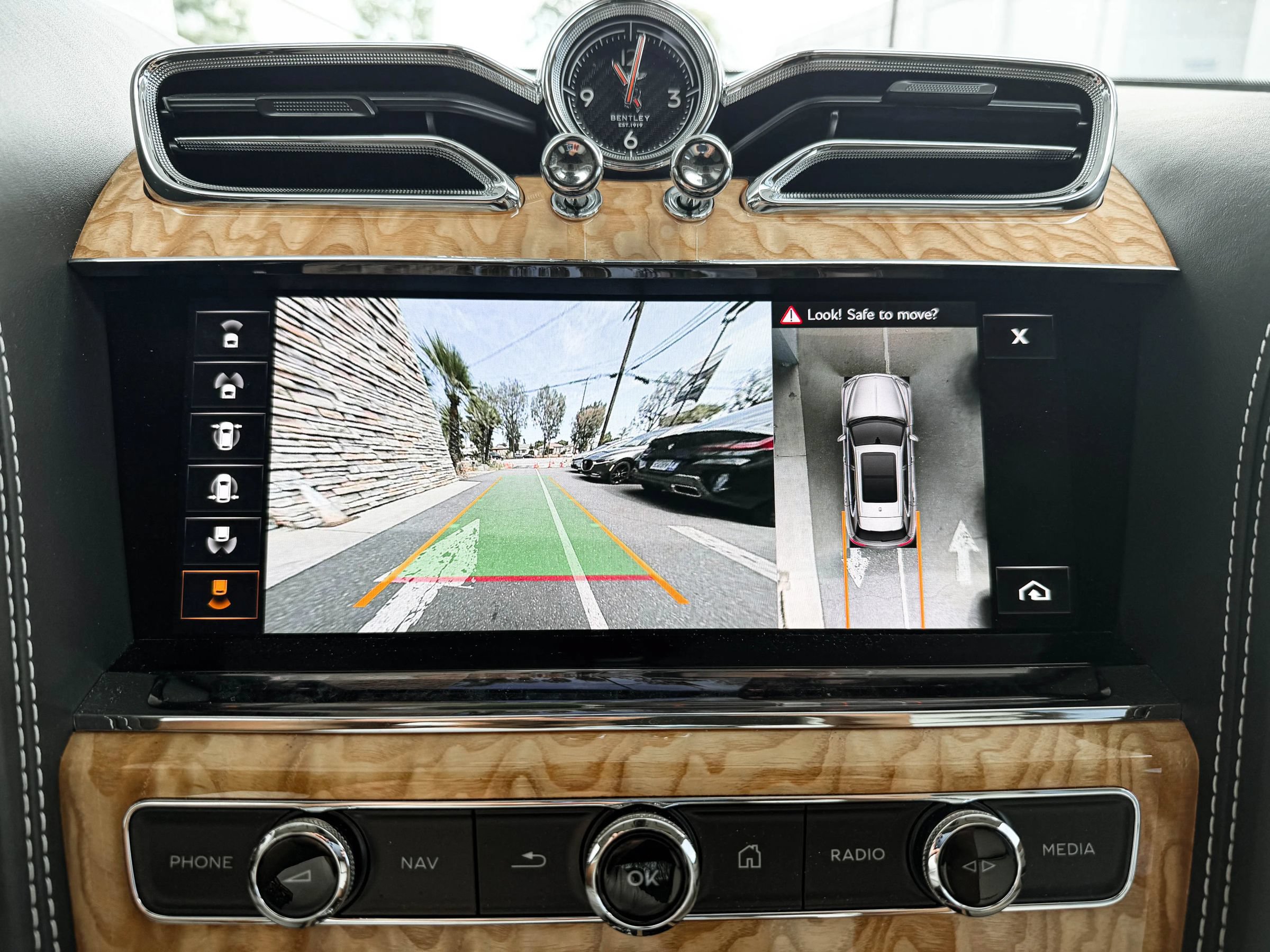 Used 2022 Bentley Bentayga AWD/4WD image 22