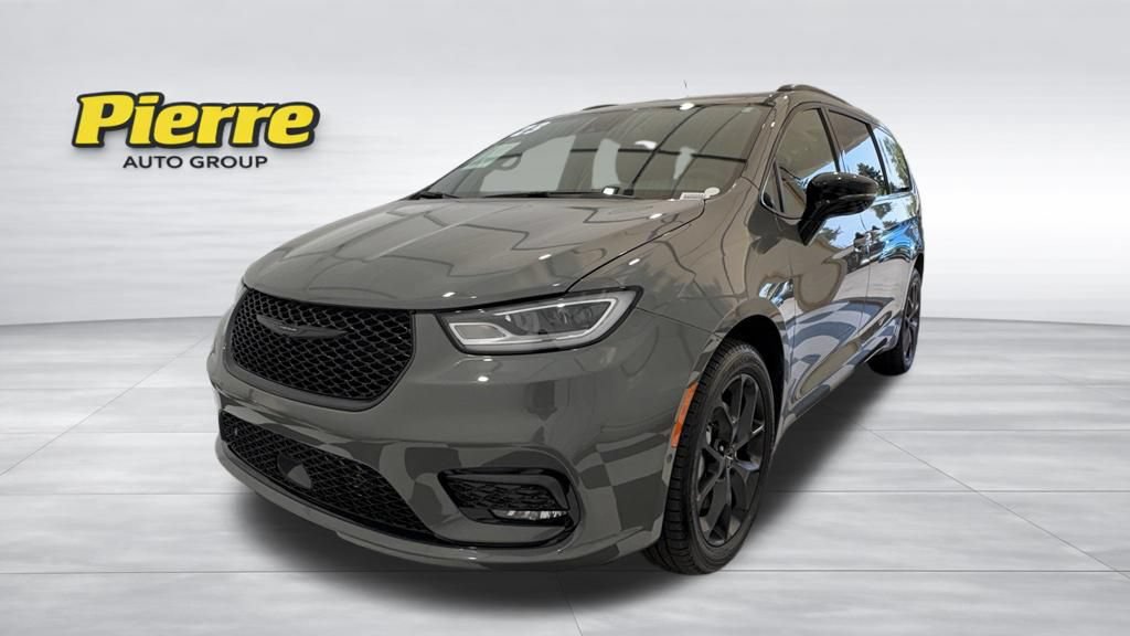 Used 2023 Chrysler Pacifica Limited w/ Uconnect Theater Family Group