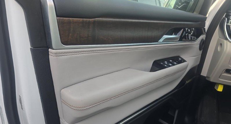 Used 2025 Jeep Grand Wagoneer 4WD image 9