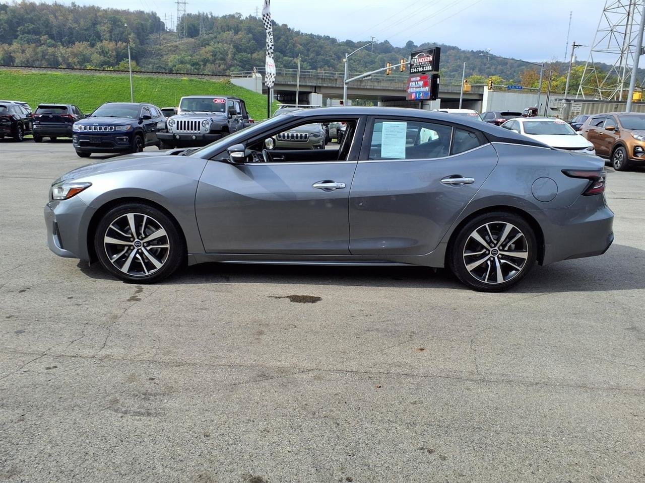 Used 2023 Nissan Maxima SL FWD image 2