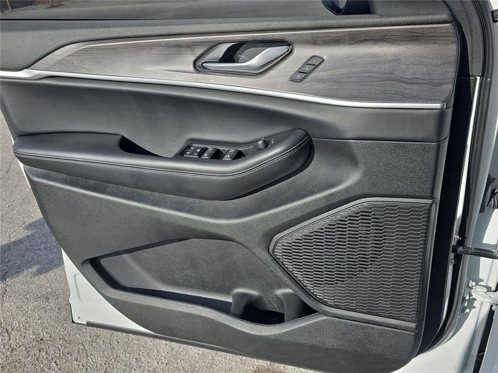 Used 2024 Jeep Grand Cherokee L Limited w/ Black Appearance Package image 19