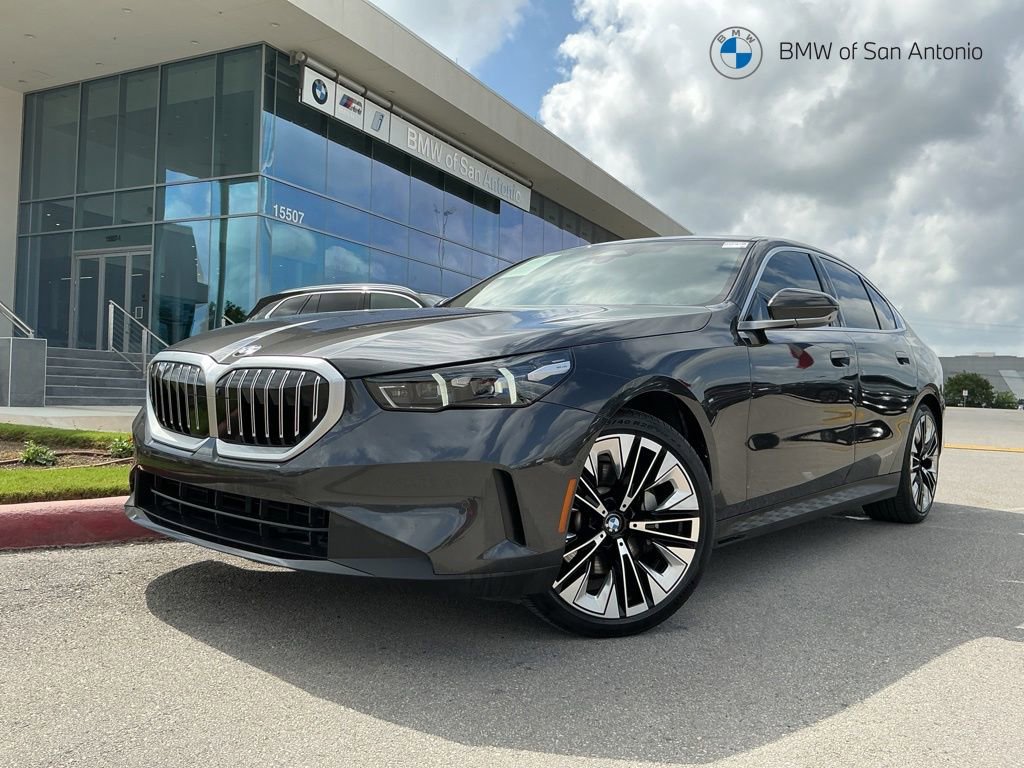 Certified 2025 BMW 530i w/ Premium Package RWD image 1