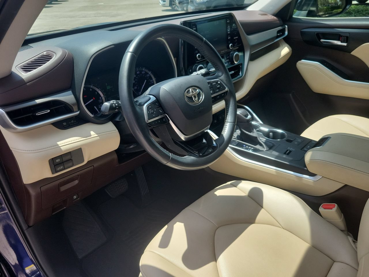 Used 2021 Toyota Highlander XLE FWD image 16
