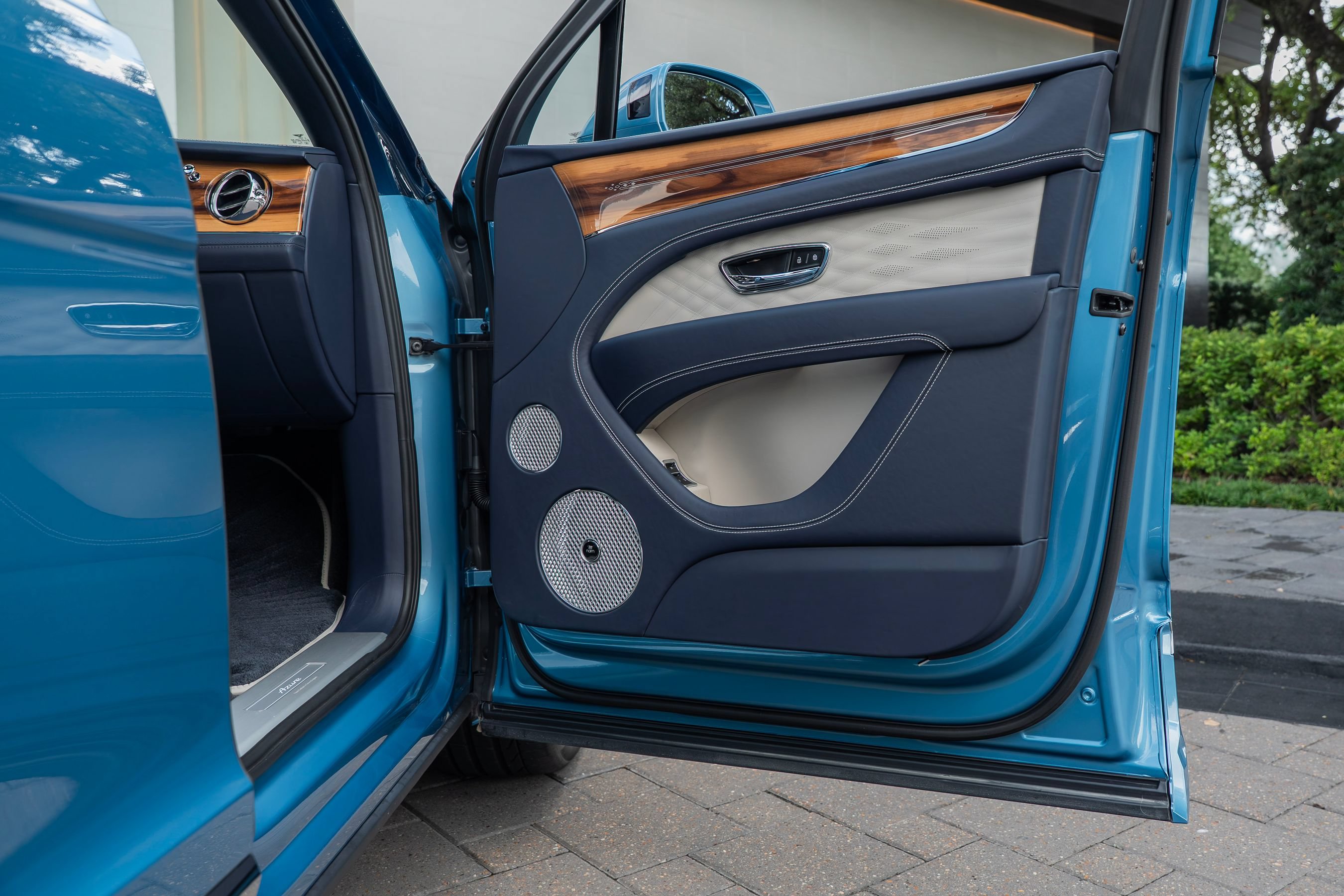 Certified 2025 Bentley Bentayga Extended Wheelbase AWD/4WD image 20