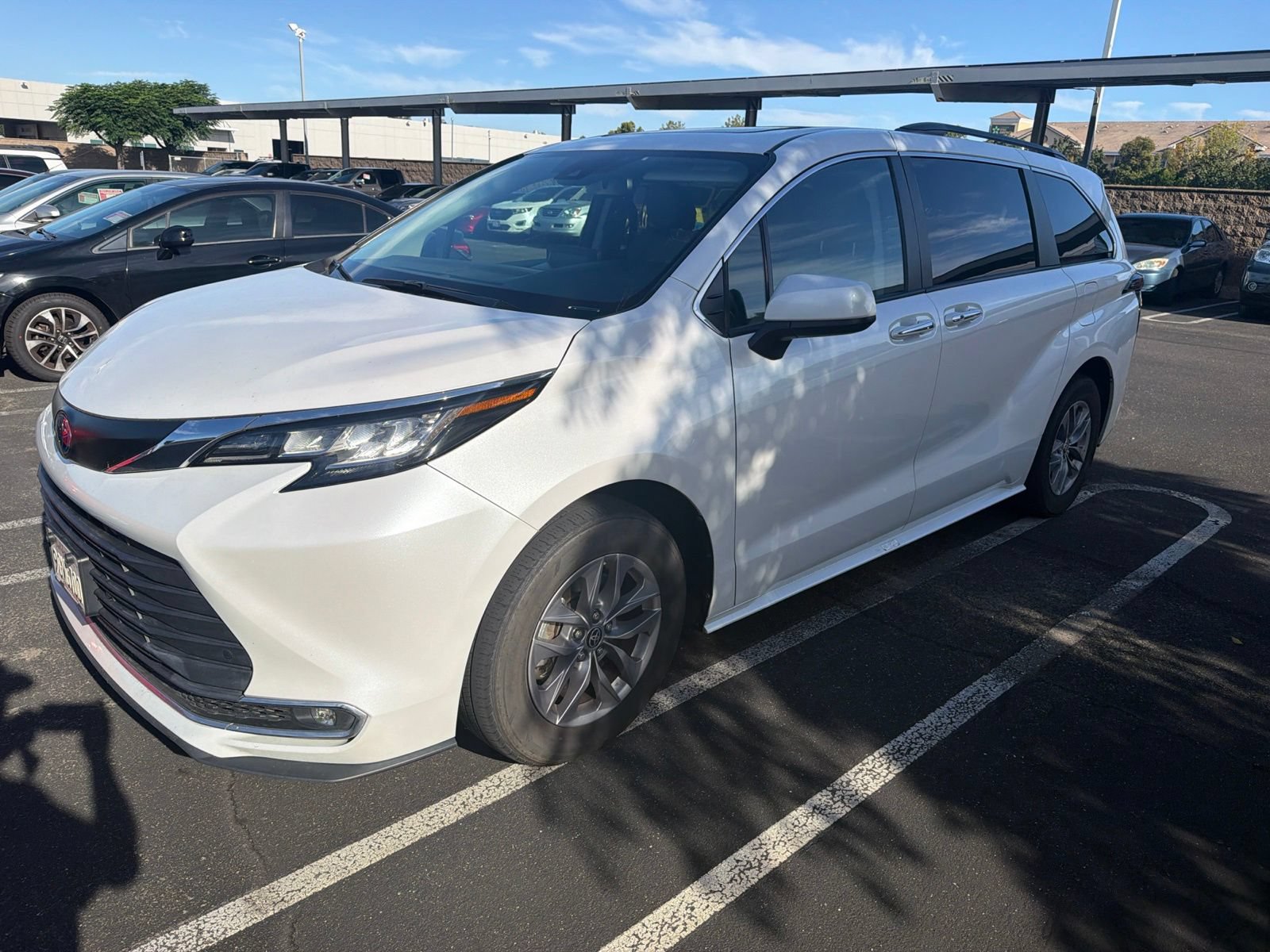 Certified 2023 Toyota Sienna XLE FWD image 3