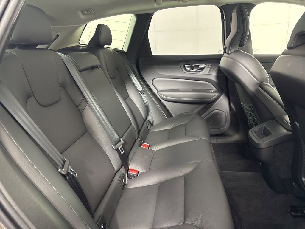 Used 2025 Volvo XC60 B5 Plus image 16