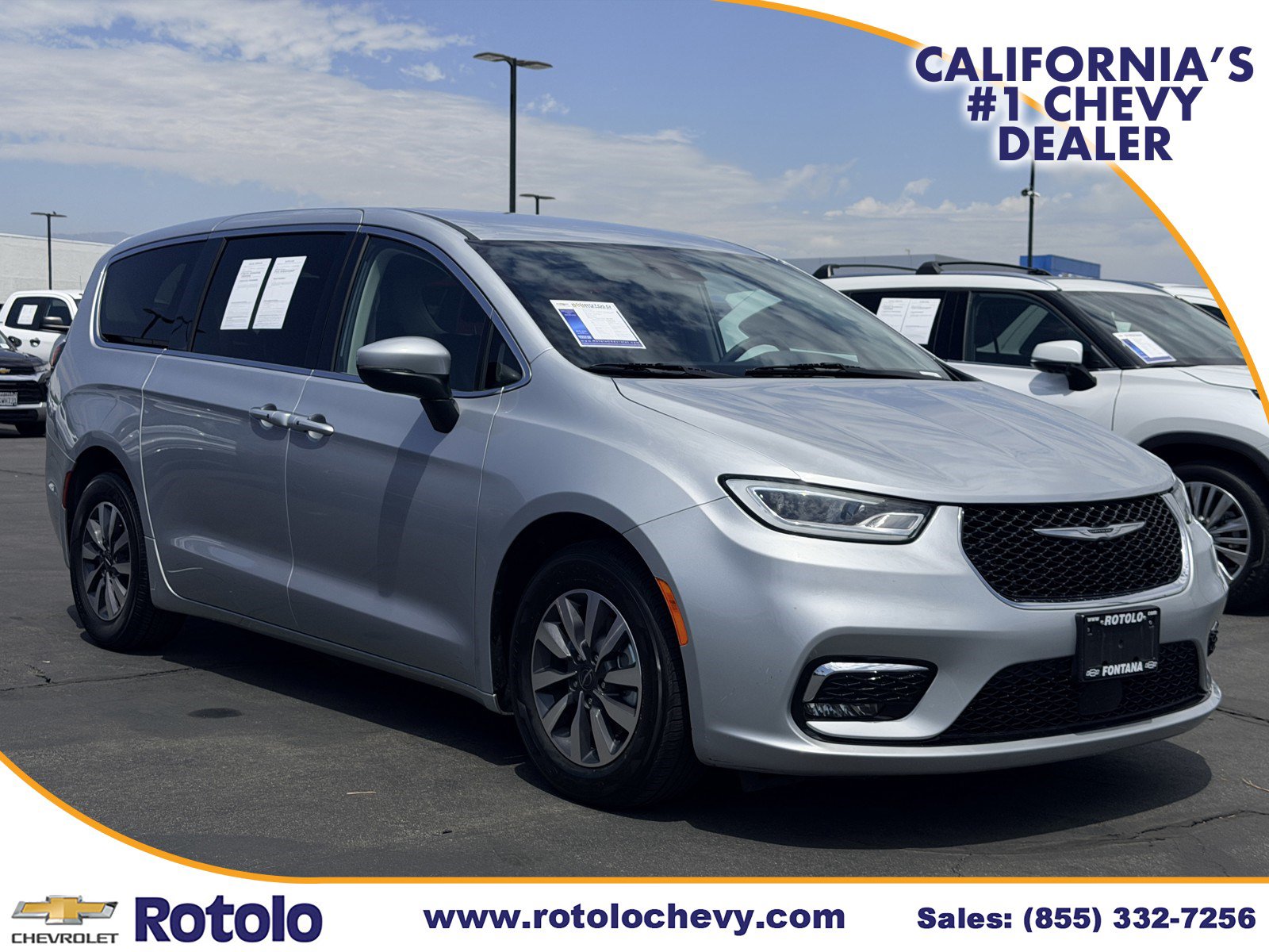 Used 2023 Chrysler Pacifica Touring-L FWD image 1