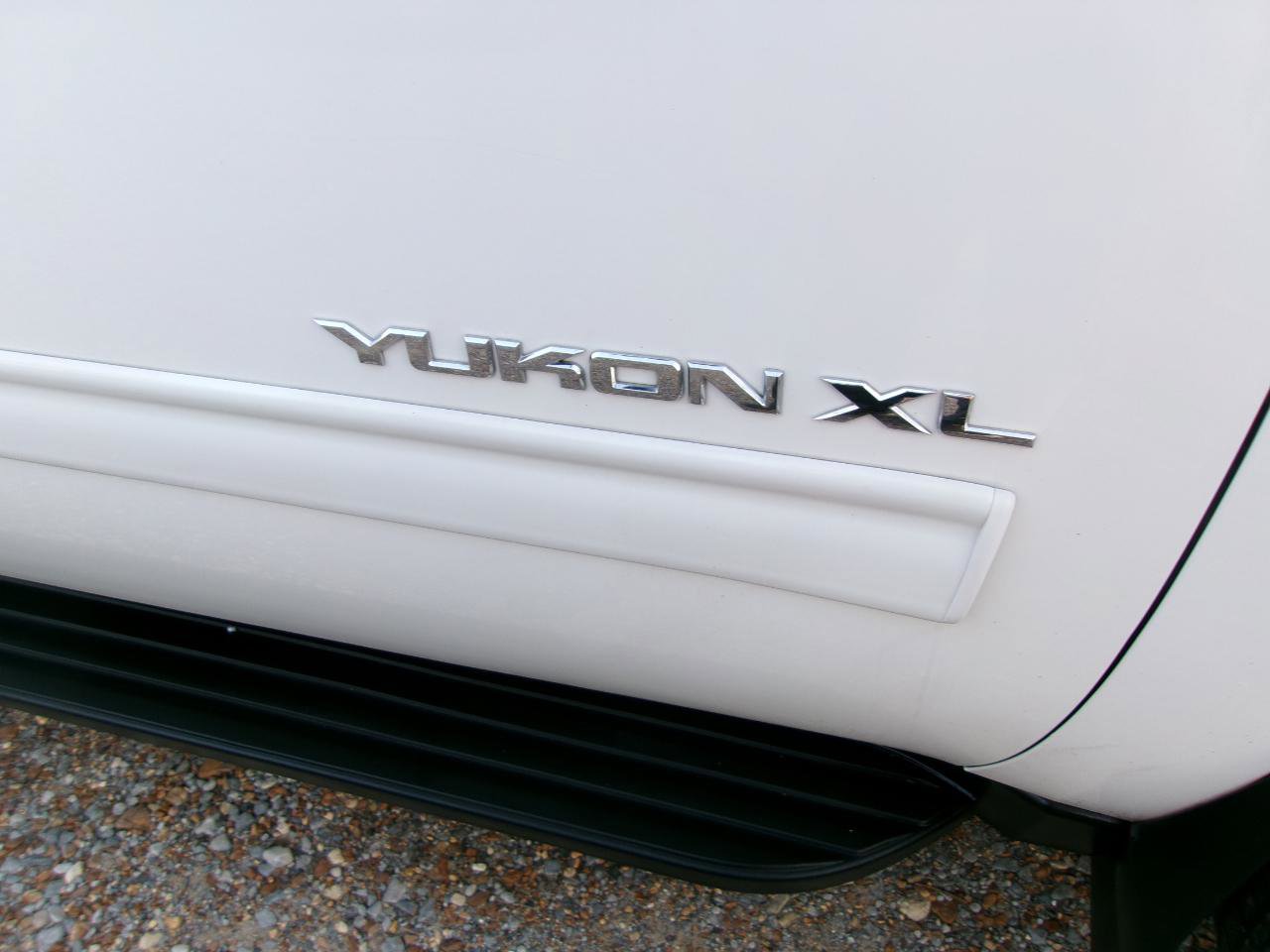Used 2010 GMC Yukon XL SLT AWD/4WD image 2