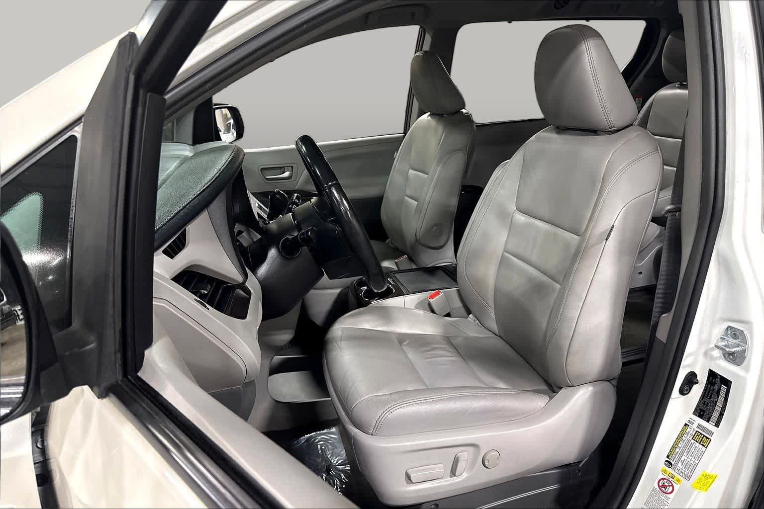 Used 2018 Toyota Sienna XLE Premium w/ Outdoor Package AWD/4WD image 8