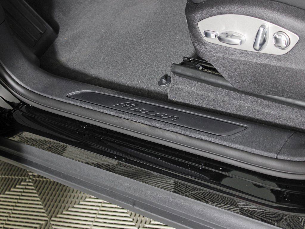 Certified 2026 Porsche Macan image 17