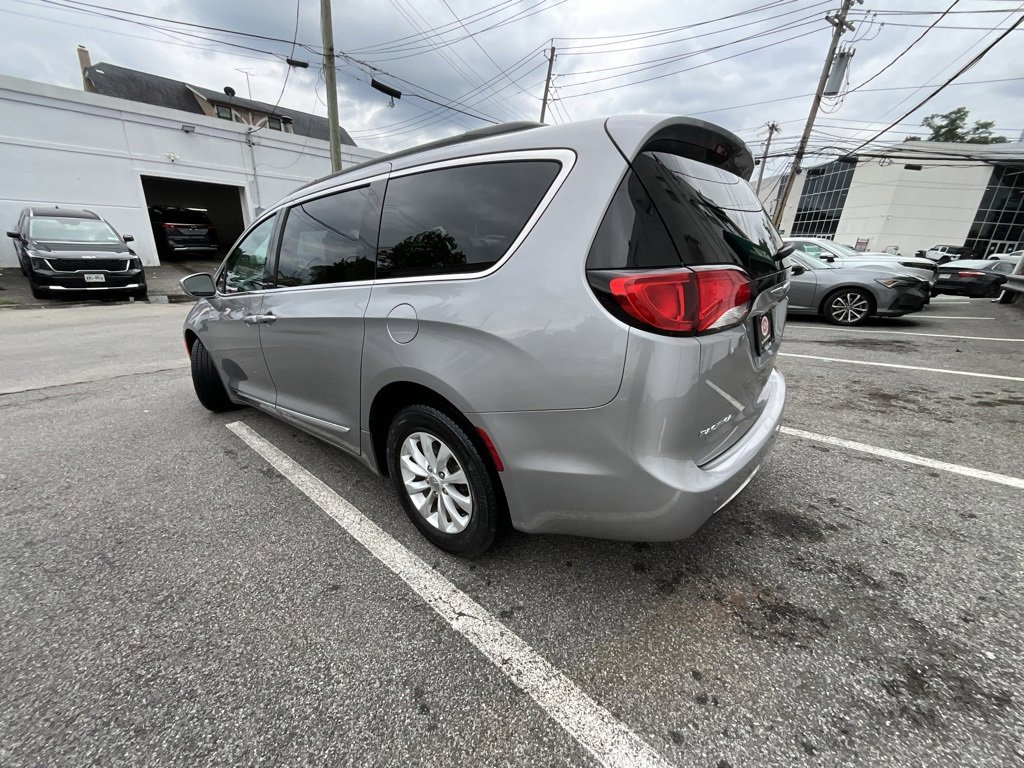 Used 2017 Chrysler Pacifica Touring-L image 2