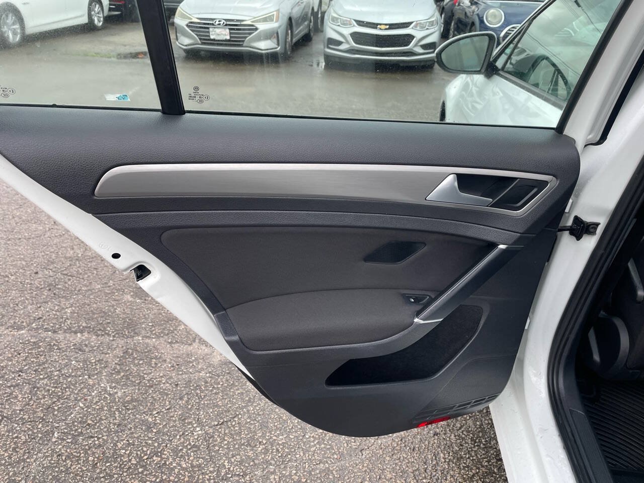 Used 2016 Volkswagen Golf S FWD image 19
