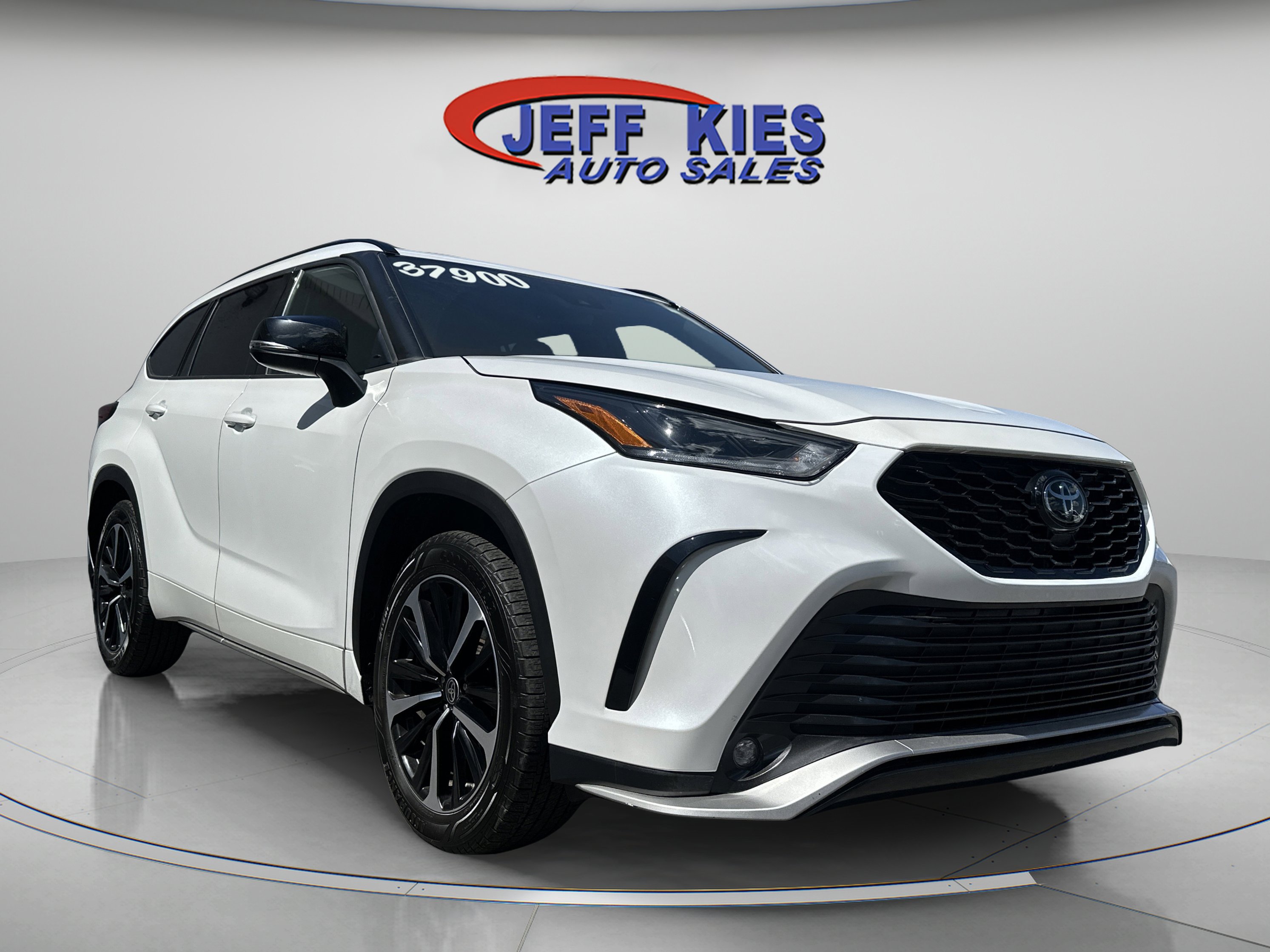 Used 2022 Toyota Highlander XSE image 2