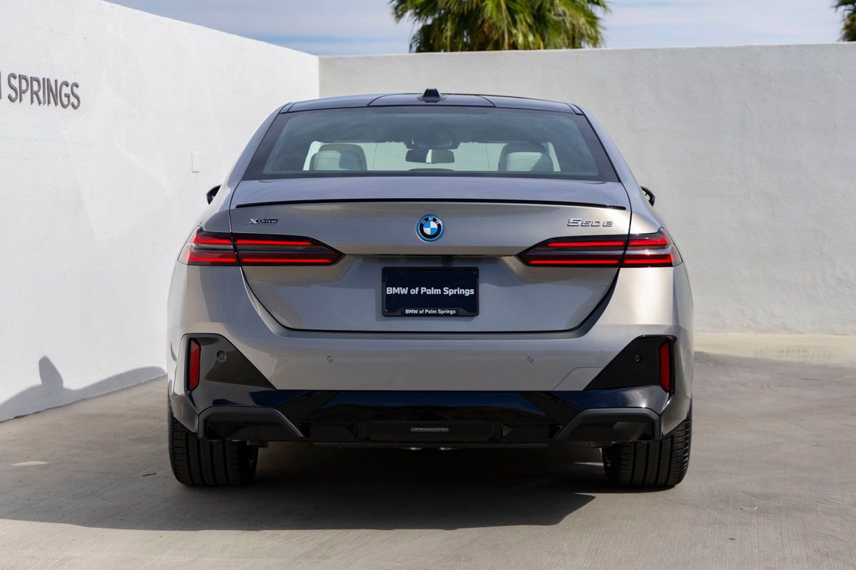 New 2026 BMW 550e xDrive w/ Premium Package AWD/4WD image 8