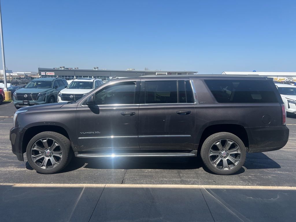 Used 2017 GMC Yukon XL SLT w/ Premium Edition AWD/4WD image 3