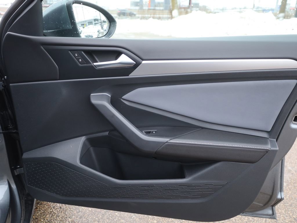 Used 2025 Volkswagen Jetta SE w/ Sunroof Package image 16