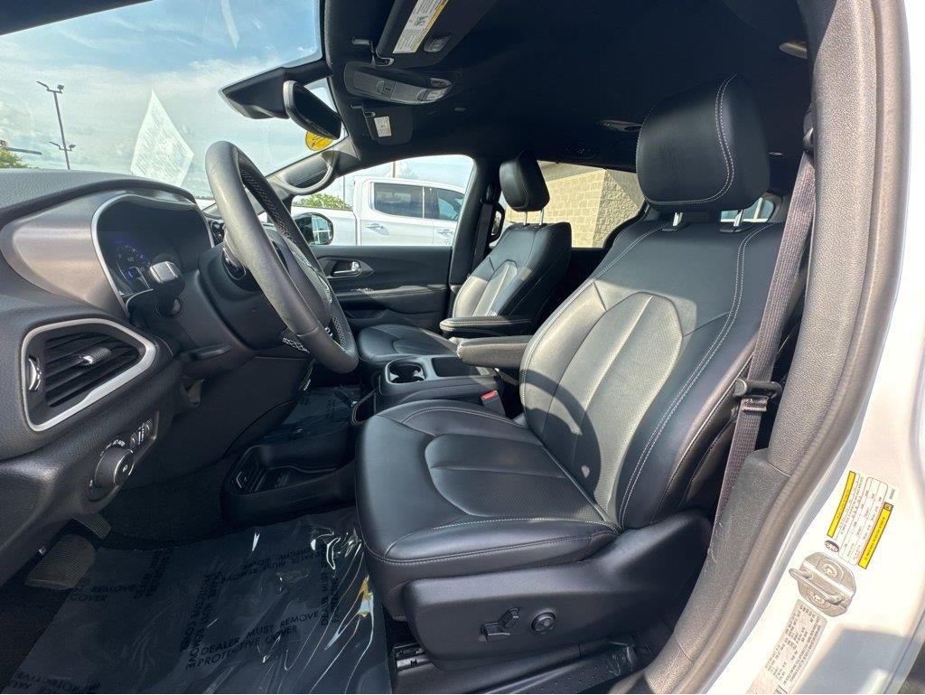 Used 2025 Chrysler Pacifica Select FWD image 5