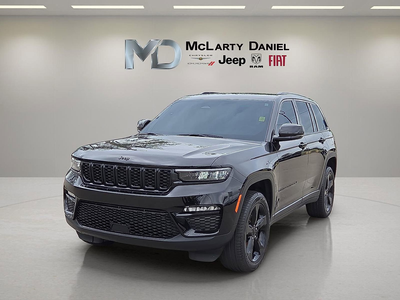 Used 2024 Jeep Grand Cherokee Limited w/ Black Appearance Package AWD/4WD image 2