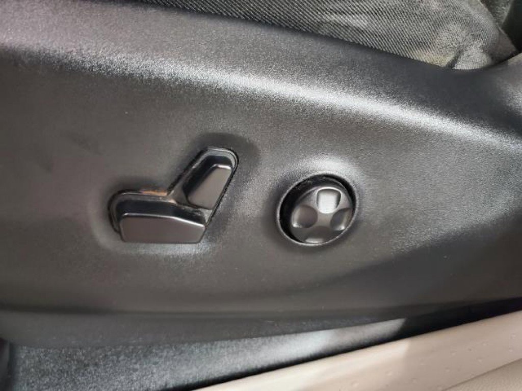 Used 2020 Chrysler Pacifica Touring-L Plus image 16