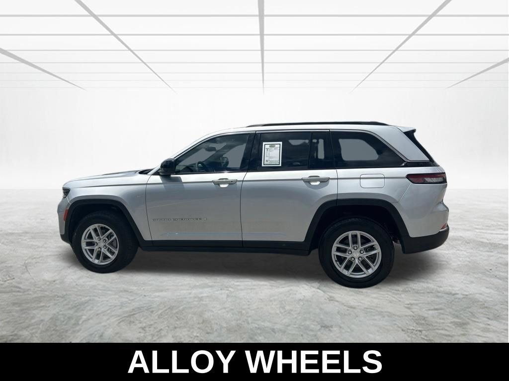 Used 2024 Jeep Grand Cherokee Laredo X w/ Luxury Tech Group I AWD/4WD image 8