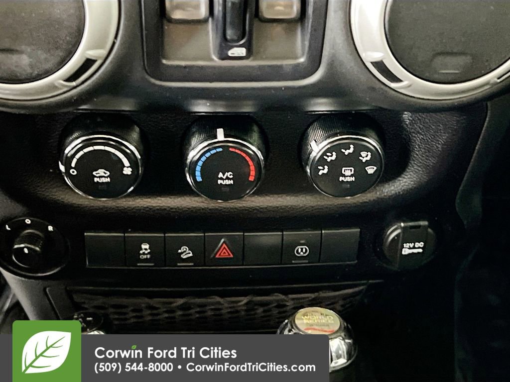 Used 2016 Jeep Wrangler Unlimited Rubicon w/ Connectivity Group AWD/4WD image 9