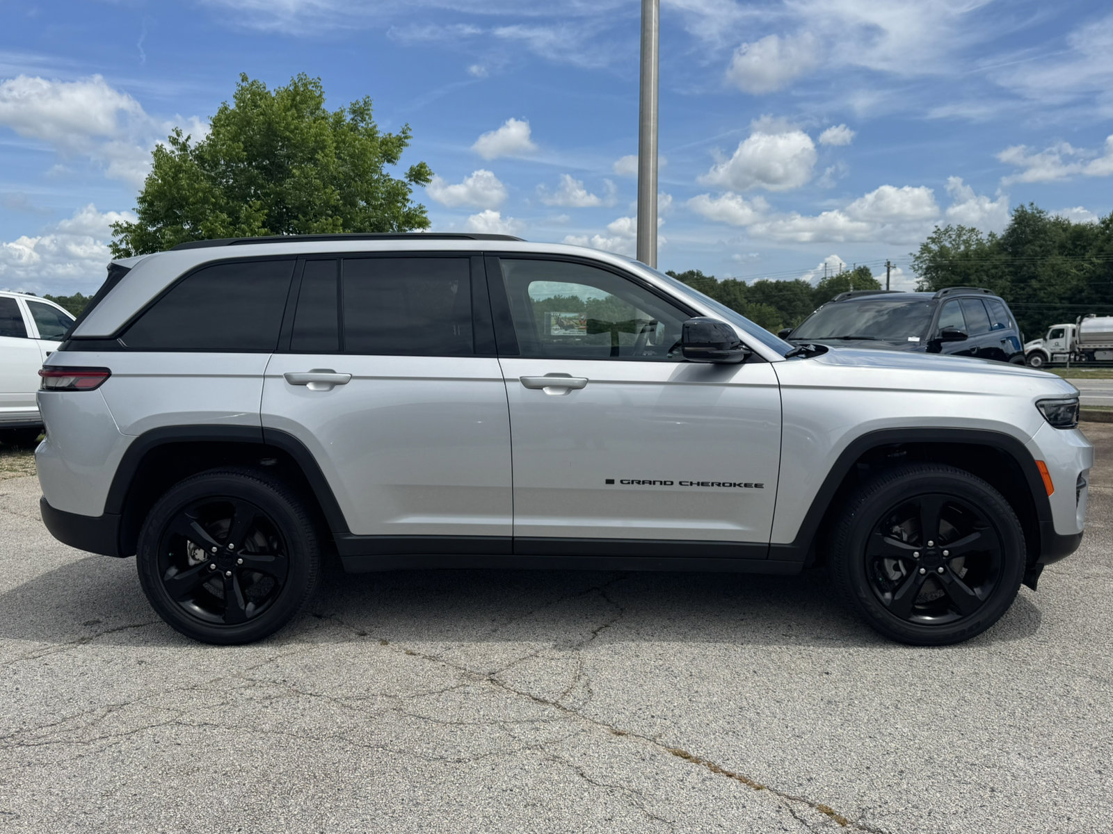Used 2023 Jeep Grand Cherokee Altitude AWD/4WD image 4