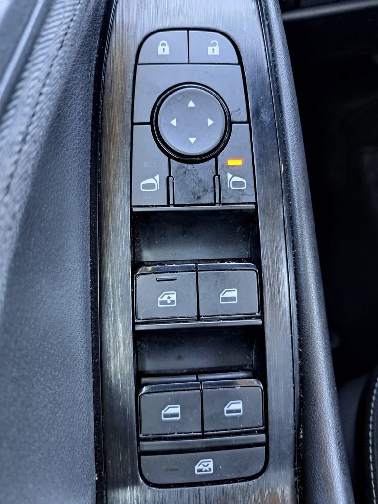 Used 2023 Nissan Rogue S image 15