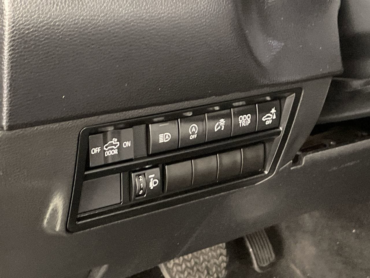 Used 2022 Toyota Tundra SR5 w/ SR5 Convenience Package AWD/4WD image 12