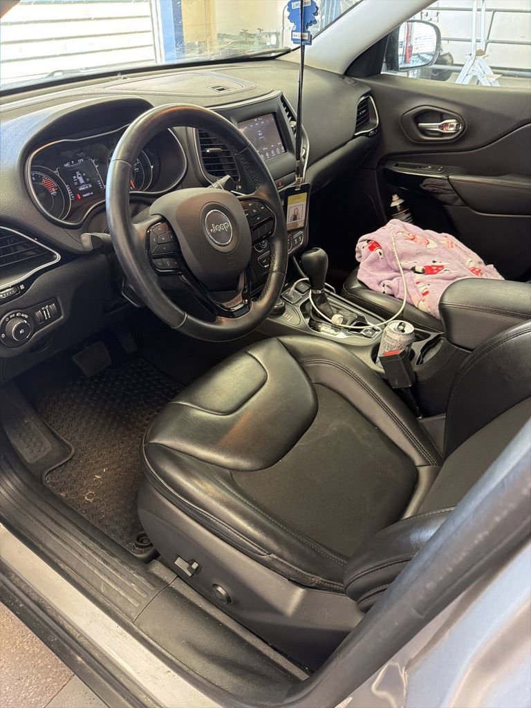 Used 2020 Jeep Cherokee Latitude Plus AWD/4WD image 2