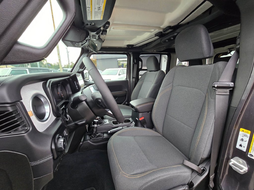 Used 2025 Jeep Wrangler Unlimited Sahara AWD/4WD image 20