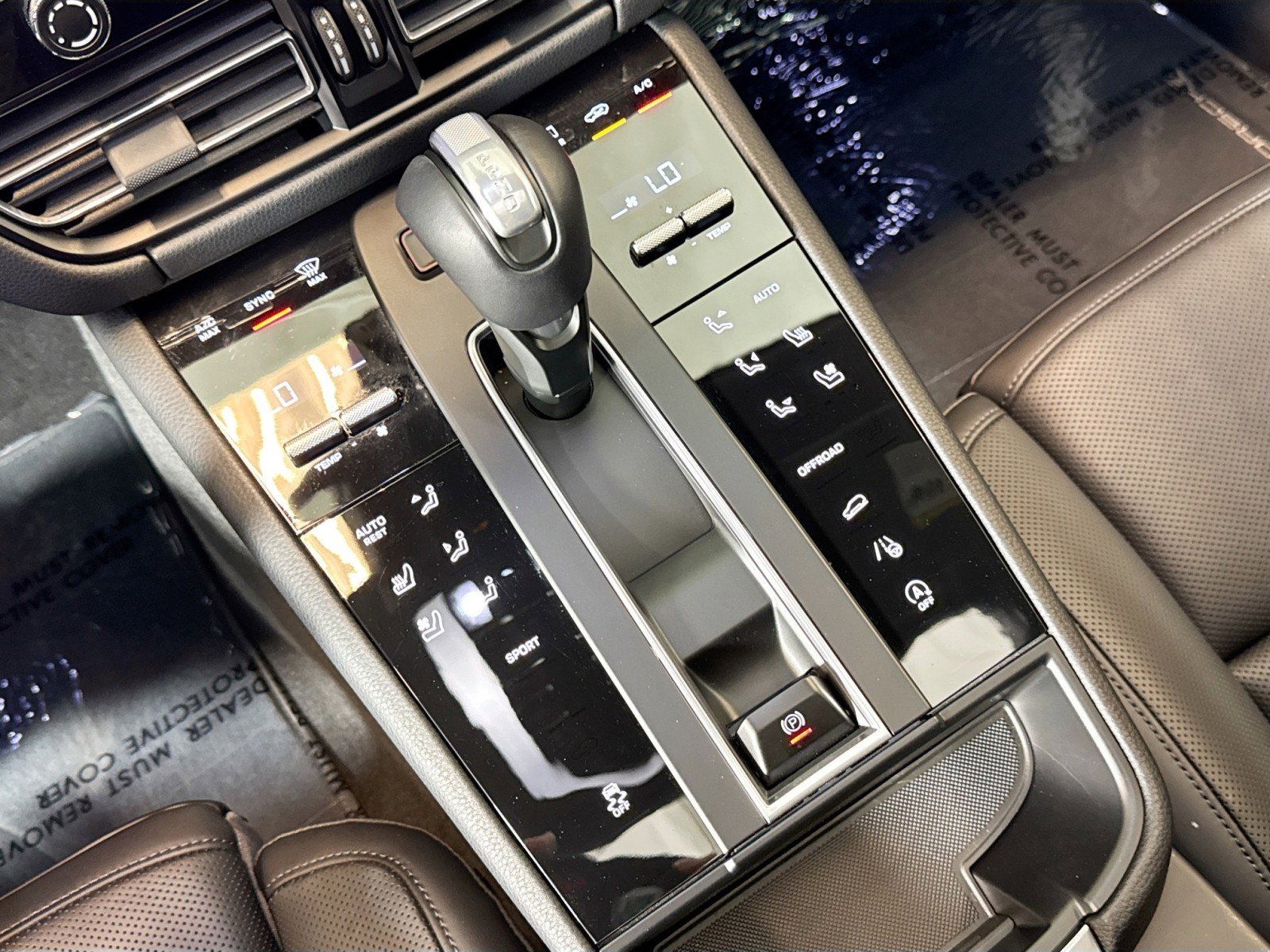 Certified 2025 Porsche Macan AWD/4WD image 18