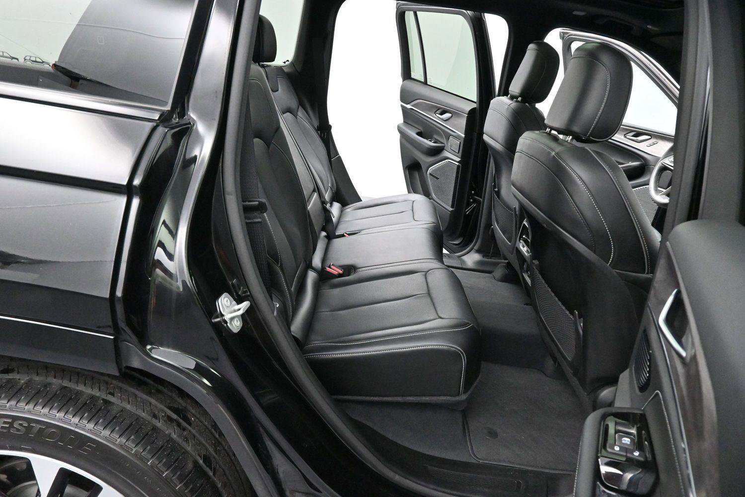Used 2022 Jeep Grand Cherokee Overland AWD/4WD image 36