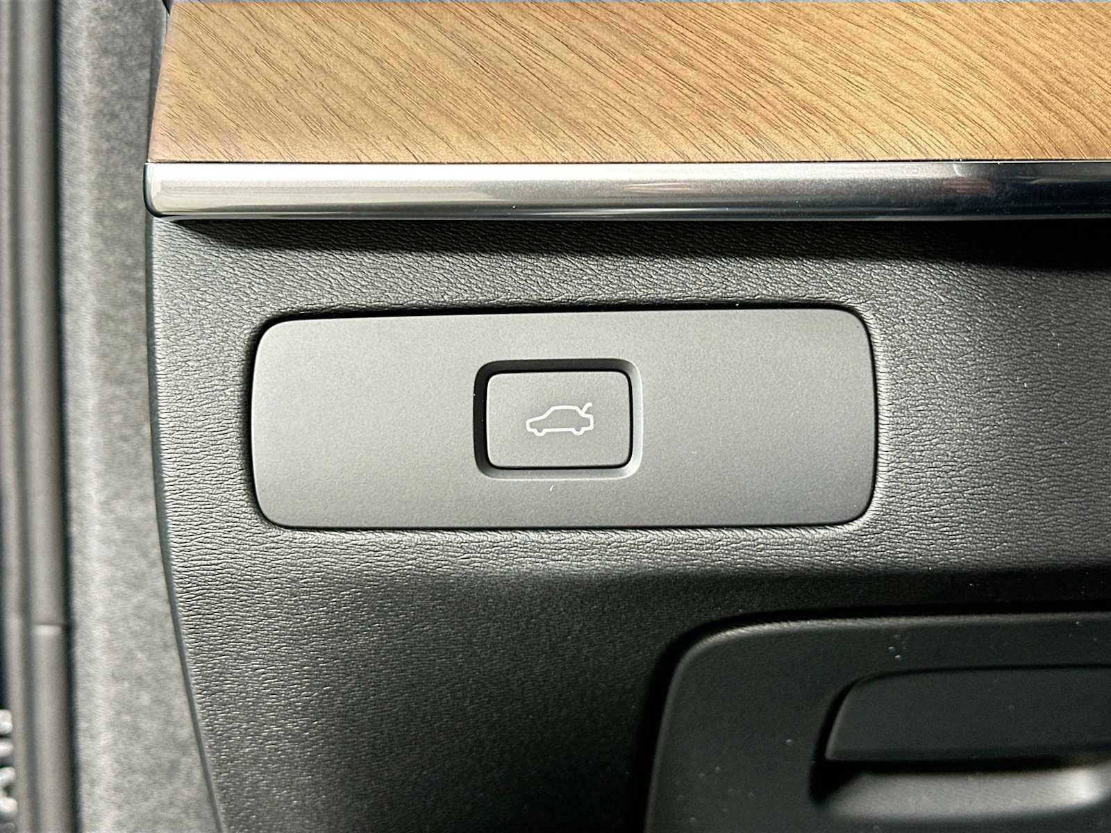 Used 2025 Volvo XC90 B6 Plus w/ Protection Package Premier image 8