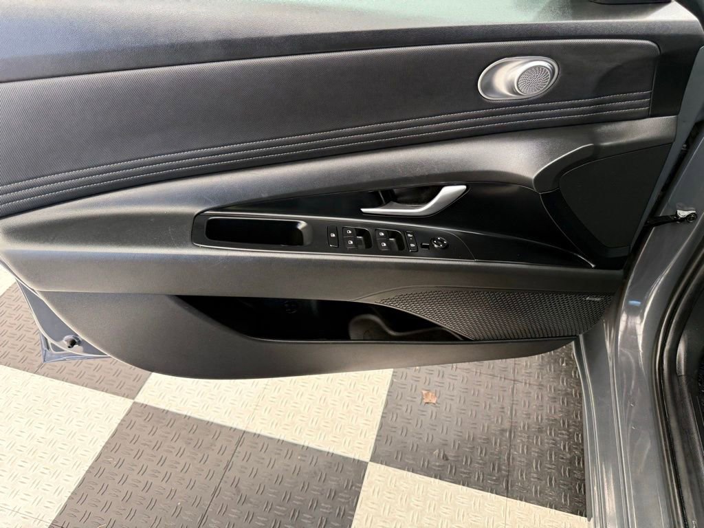 Used 2025 Hyundai Elantra Limited FWD image 14