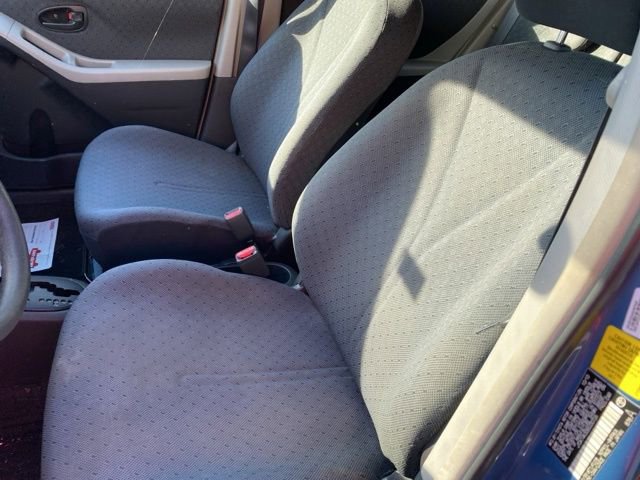 Used 2011 Toyota Yaris 4-Door Hatchback image 11