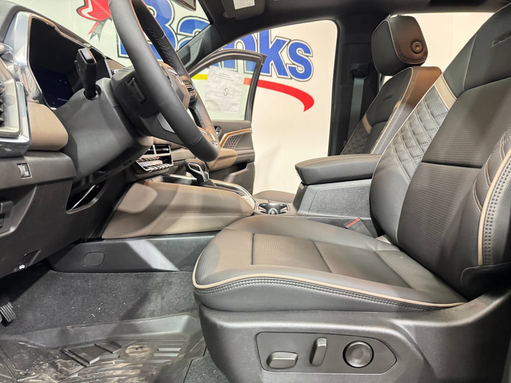 New 2026 GMC Canyon Denali w/ LPO, Denali Black Edition AWD/4WD image 8