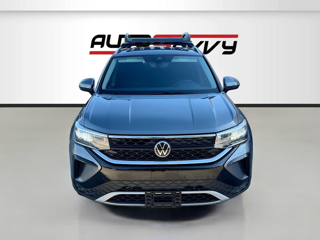 Used 2023 Volkswagen Taos SE image 2