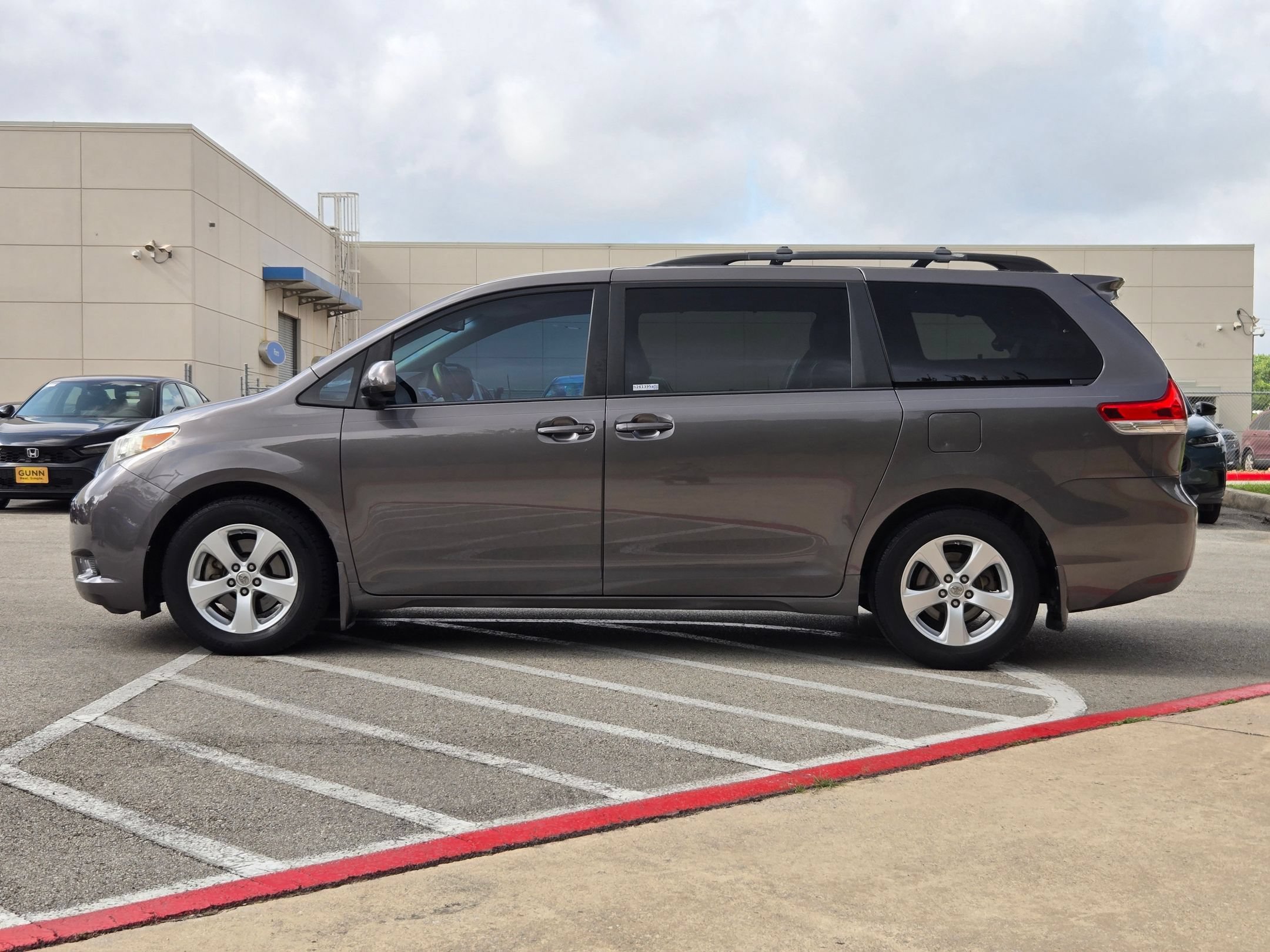 Used 2013 Toyota Sienna LE FWD image 6