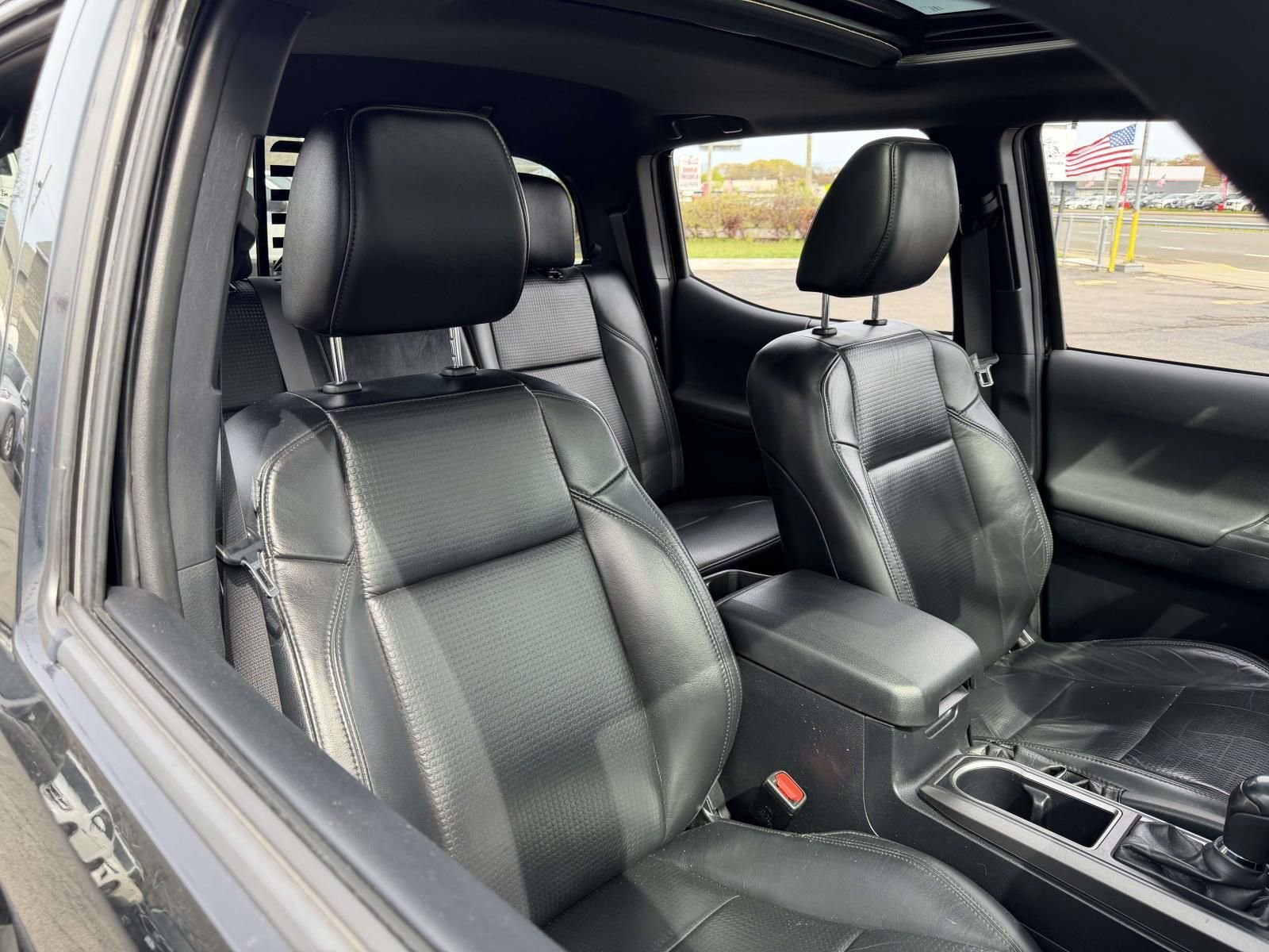 Used 2020 Toyota Tacoma TRD Sport w/ TRD Premium Sport Package AWD/4WD image 8